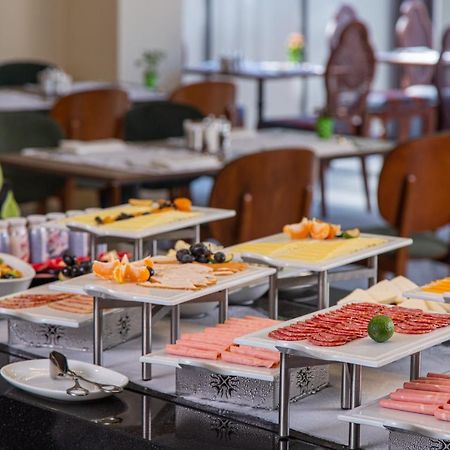Boutique 19 Hotel Baku Exteriör bild A buffet at a hotel