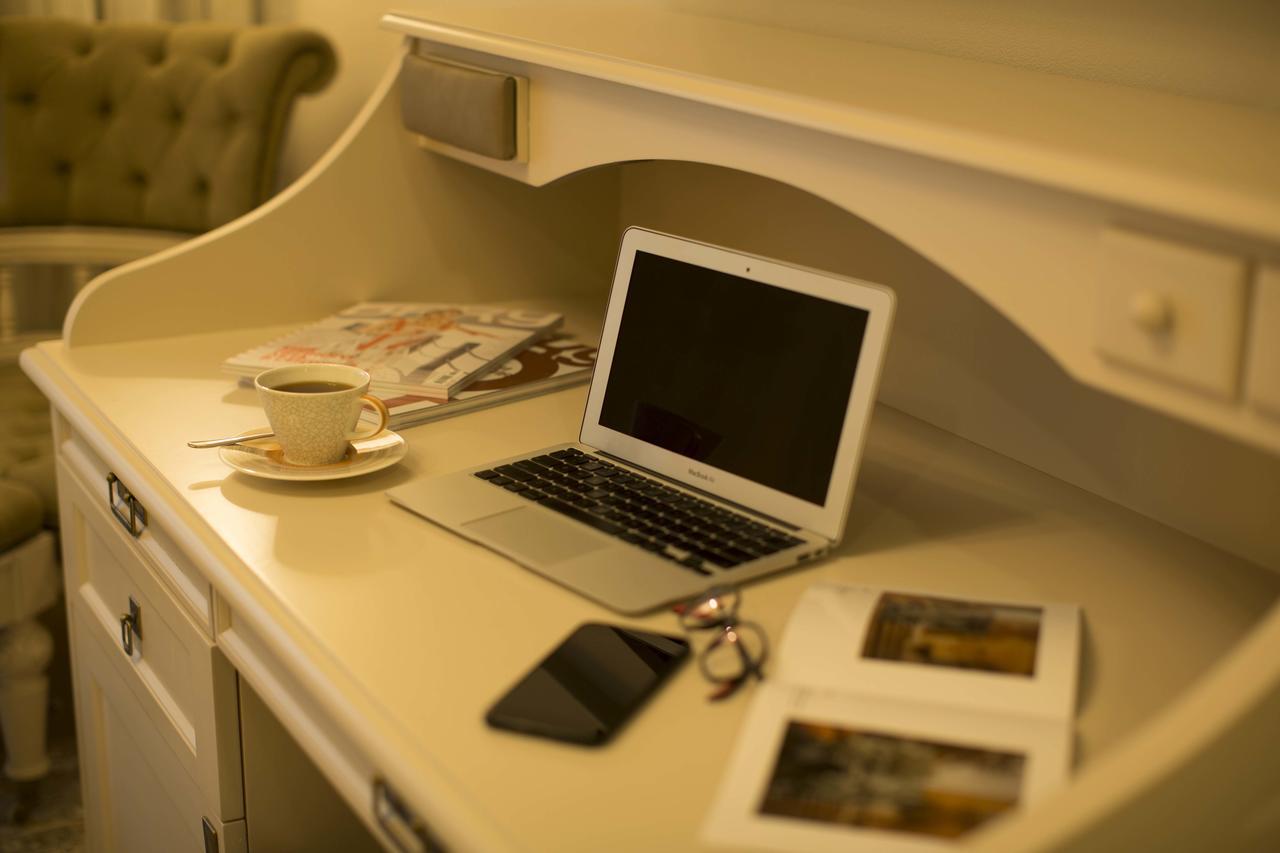 Boutique 19 Hotel Baku Exteriör bild A MacBook Air on a desk