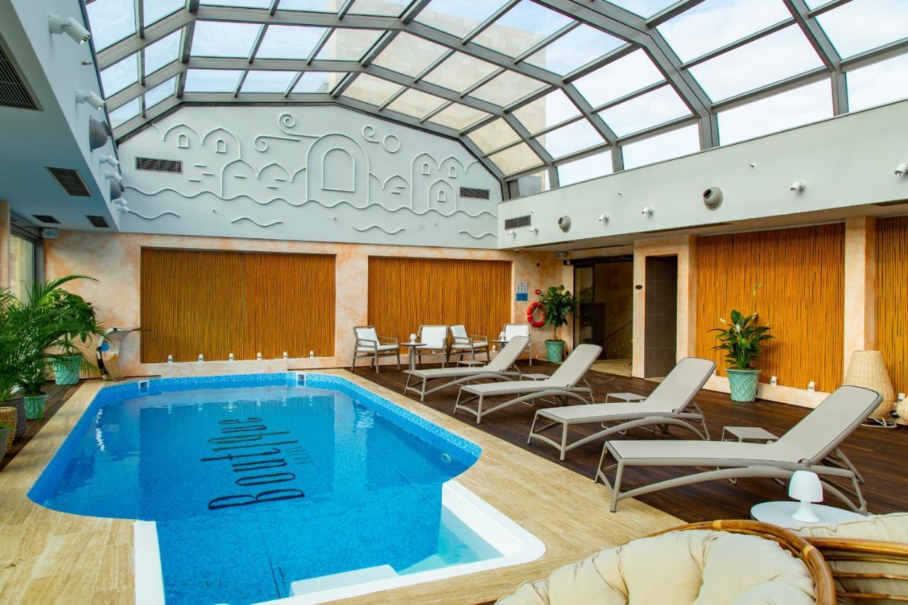 Boutique 19 Hotel Baku Exteriör bild The pool at the hotel