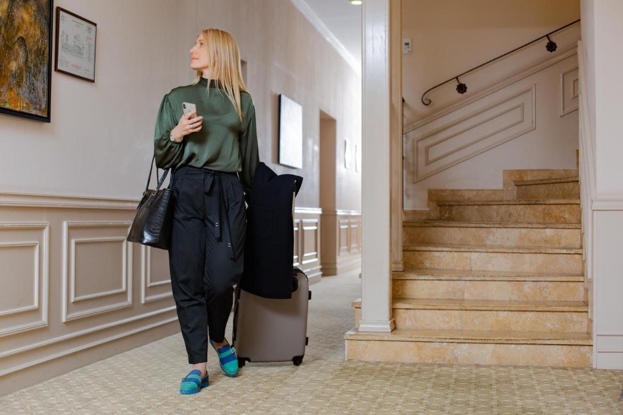 Boutique 19 Hotel Baku Exteriör bild A woman with a suitcase