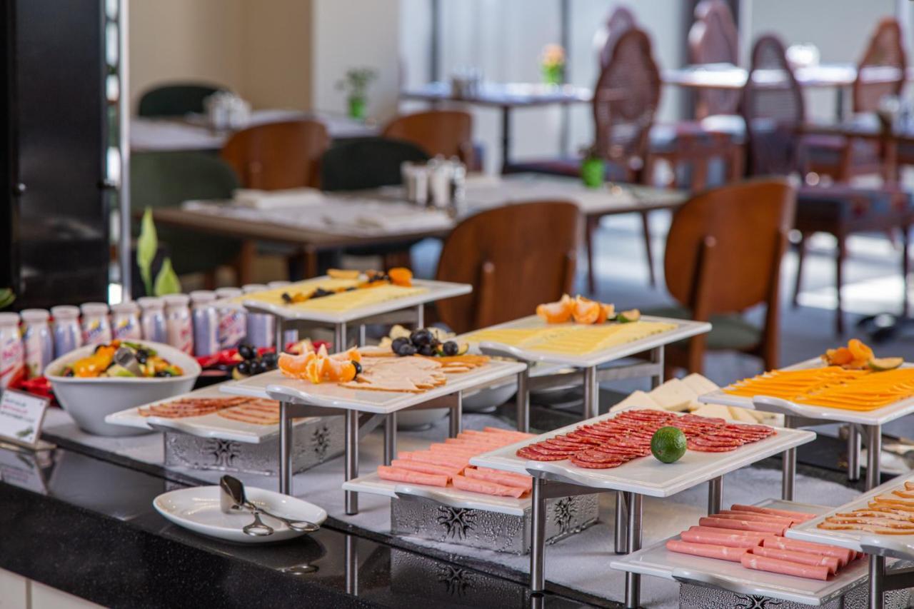 Boutique 19 Hotel Baku Exteriör bild A buffet at a hotel