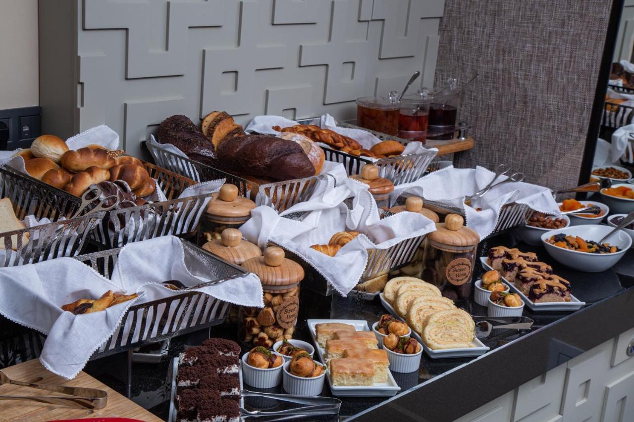 Boutique 19 Hotel Baku Exteriör bild A selection of breads and pastries